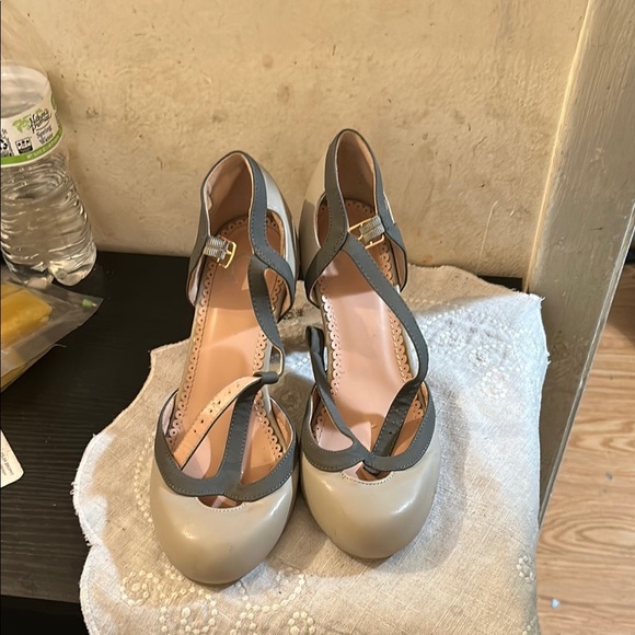 Elegant Gray and Cream Women's Heels - Picture 1 of 6